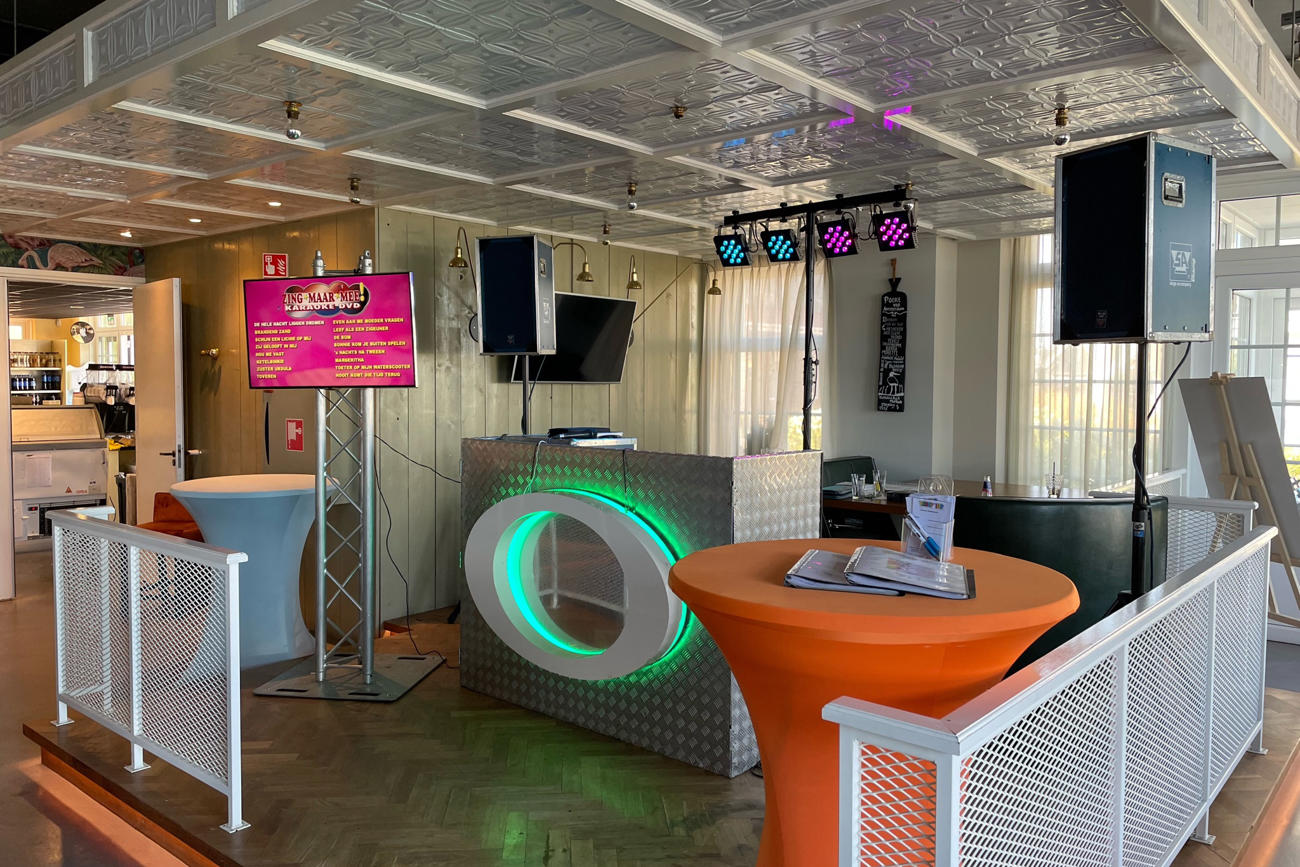 Karaoke set, truss, led-beeldscherm, verlichting, par