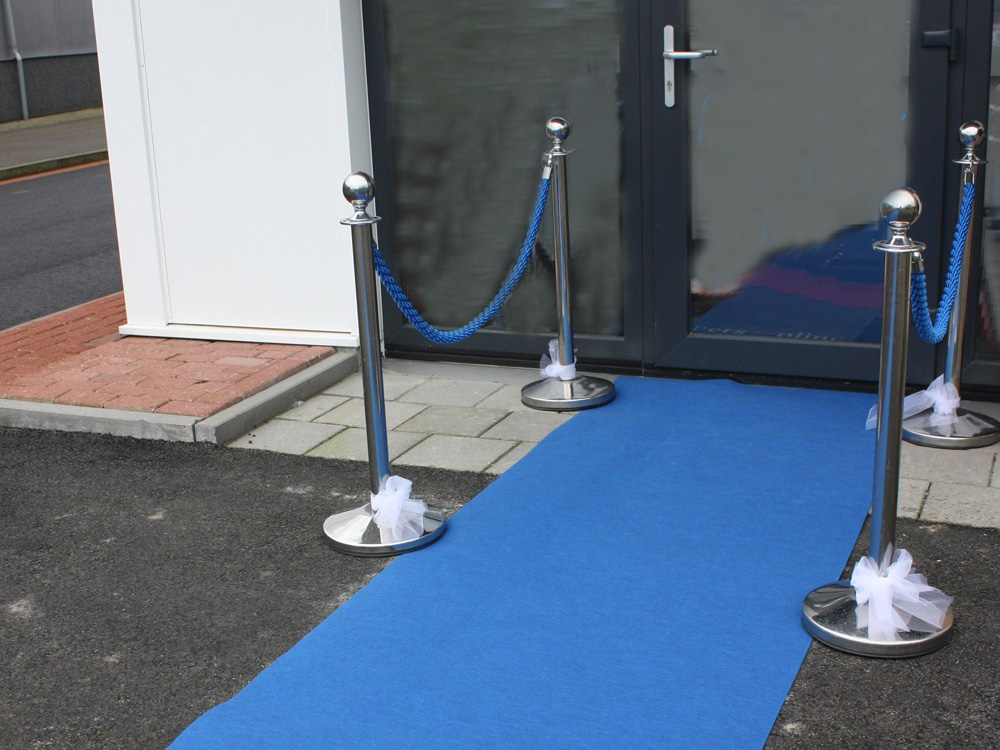 Blauwe loper met afzetpaaltjes